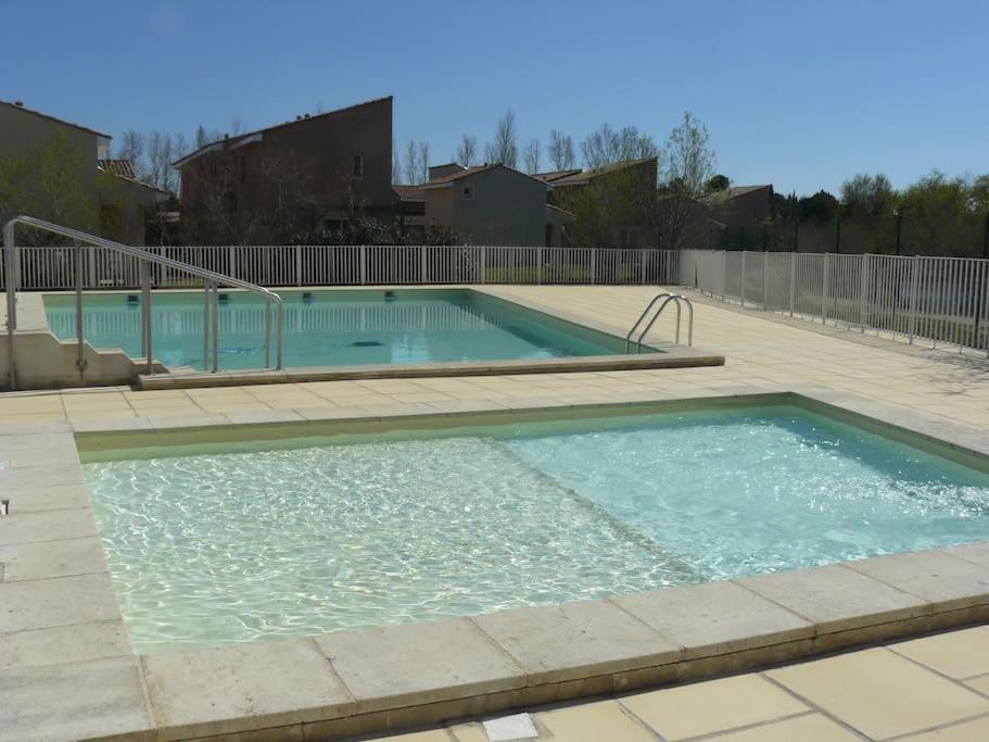 Le Petit Bonheur - Place Parking Privee - Clim - Terrasse - Piscine Partagee - Proche Parc Spirou Saint-Saturnin-lès-Avignon Eksteriør bilde